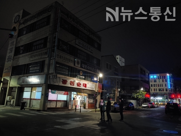 간담회 후 어둠이 내려 앉은 우송고등학교(대전상고)총동창회관 건물전경