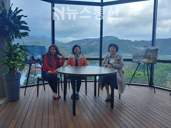 무주 반디팜 소현주대표와 김국향 총무 김복화 교수 산이 아름답다