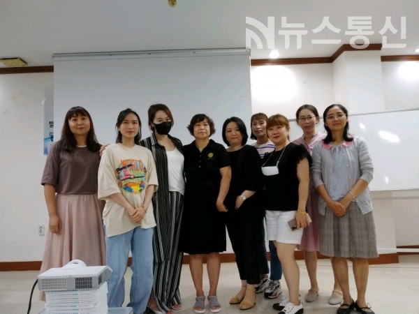 김혜진 아티스트와 새일센터 결혼이주여성 성공창업과정 교육생들
