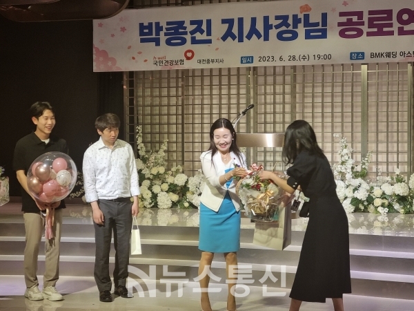 축하 꽃다발을 직원들로 받는 박종진 지사장