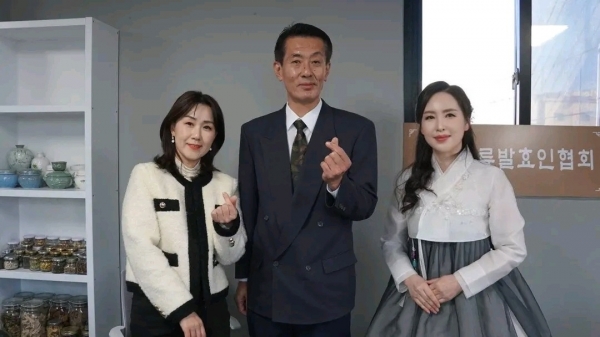 중앙) N 뉴스통신 홍보부장 김효신( K-ART  아카데미 대표)